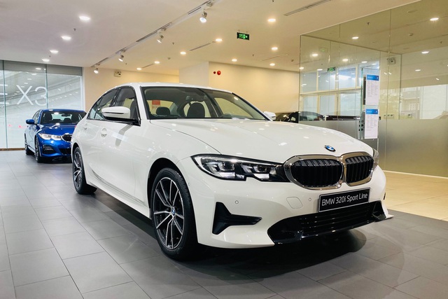 BMW 3-Series giảm giá kỷ lục còn hơn 1,1 tỷ tại đại lý: Rẻ hơn khoảng 300 triệu so với C-Class, có thứ phải đánh đổi - Ảnh 2. BMW 3-Series giảm giá kỷ lục còn hơn 1,1 tỷ tại đại lý: Rẻ hơn khoảng 300 triệu so với C-Class, có thứ phải đánh đổi - Ảnh 2.