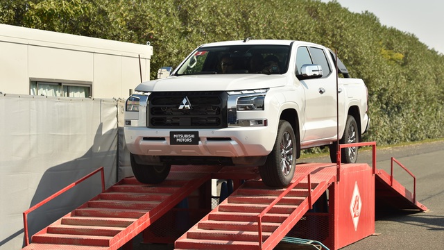 Mitsubishi Triton 2024 lộ clip chạy thử trên đường Hà Nội, dễ ra mắt trong thời gian gần đấu Ranger, làm khó Hilux - Ảnh 3. Mitsubishi Triton 2024 lộ clip chạy thử trên đường Hà Nội, dễ ra mắt trong thời gian gần đấu Ranger, làm khó Hilux - Ảnh 3.