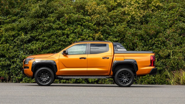 Mitsubishi Triton 2024 lộ clip chạy thử trên đường Hà Nội, dễ ra mắt trong thời gian gần đấu Ranger, làm khó Hilux - Ảnh 5. Mitsubishi Triton 2024 lộ clip chạy thử trên đường Hà Nội, dễ ra mắt trong thời gian gần đấu Ranger, làm khó Hilux - Ảnh 5.