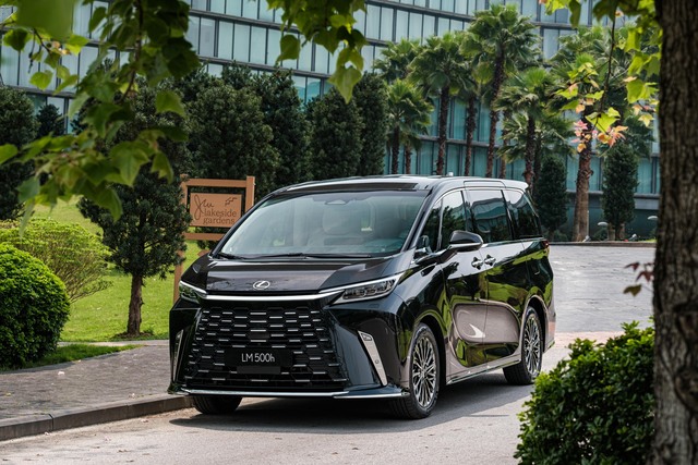Lexus LM 500h ra mắt Việt Nam: Chỉ có động cơ hybrid, hệ thống treo 'siêu nhạy', màn 48inch cho người ngồi sau, giá từ 7,29 tỷ đồng - Ảnh 3. Lexus LM 500h ra mắt Việt Nam: Chỉ có động cơ hybrid, hệ thống treo 'siêu nhạy', màn 48inch cho người ngồi sau, giá từ 7,29 tỷ đồng - Ảnh 3.