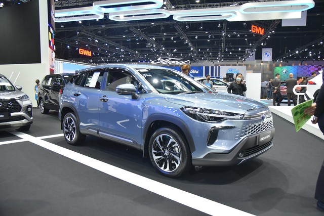 Toyota Corolla Cross 2024: Giá quy đổi từ 694 triệu đồng, tút lại mặt tiền, dùng phanh đỗ điện tử, động cơ vẫn như cũ - Ảnh 1.