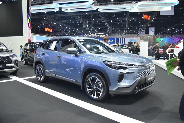 Toyota Corolla Cross 2024: Giá quy đổi từ 694 triệu đồng, tút lại mặt tiền, dùng phanh đỗ điện tử, động cơ vẫn như cũ - Ảnh 1. Toyota Corolla Cross 2024: Giá quy đổi từ 694 triệu đồng, tút lại mặt tiền, dùng phanh đỗ điện tử, động cơ vẫn như cũ - Ảnh 1.