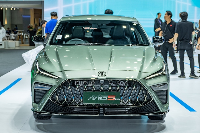 Khách Việt sẽ dễ thích bản MG5 này: Giá quy đổi từ hơn 380 triệu, hầm hố như xe thể thao, thêm công nghệ an toàn - Ảnh 7. Khách Việt sẽ dễ thích bản MG5 này: Giá quy đổi từ hơn 380 triệu, hầm hố như xe thể thao, thêm công nghệ an toàn - Ảnh 7.