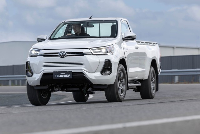 Toyota Hilux chạy điện được xác nhận ra mắt năm sau, phủ đầu Ranger, Triton trong cuộc đua xe điện - Ảnh 2. Toyota Hilux chạy điện được xác nhận ra mắt năm sau, phủ đầu Ranger, Triton trong cuộc đua xe điện - Ảnh 2.