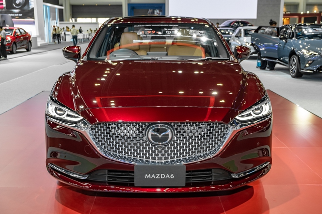 Chi tiết Mazda6 phiên bản kỷ niệm 20 năm: Đắt ngang Mercedes C-Class, nhiều chi tiết được thửa riêng - Ảnh 2. Chi tiết Mazda6 phiên bản kỷ niệm 20 năm: Đắt ngang Mercedes C-Class, nhiều chi tiết được thửa riêng - Ảnh 2.