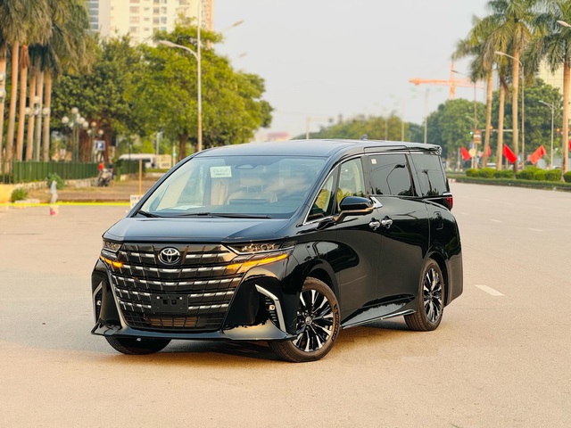 Toyota Alphard mới ra thế hệ mới đã sắp có nâng cấp đáng giá: Vừa thêm bản tiêu chuẩn mới giá rẻ hơn, lại bổ sung bản cao cấp rộng rãi như khoang hạng nhất - Ảnh 2. Toyota Alphard mới ra thế hệ mới đã sắp có nâng cấp đáng giá: Vừa thêm bản tiêu chuẩn mới giá rẻ hơn, lại bổ sung bản cao cấp rộng rãi như khoang hạng nhất - Ảnh 2.