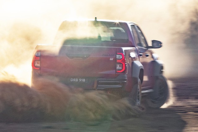 Toyota Hilux Revo GR Sport mới sẽ ra mắt trong tháng 3 - Ảnh 3.