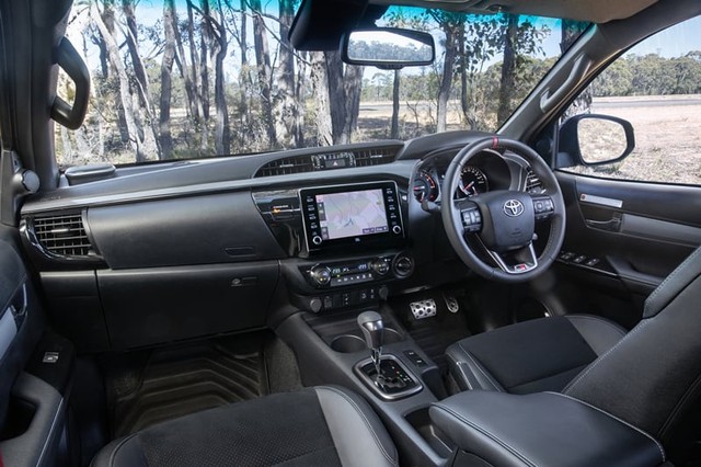 Toyota Hilux Revo GR Sport mới sẽ ra mắt trong tháng 3 - Ảnh 4.