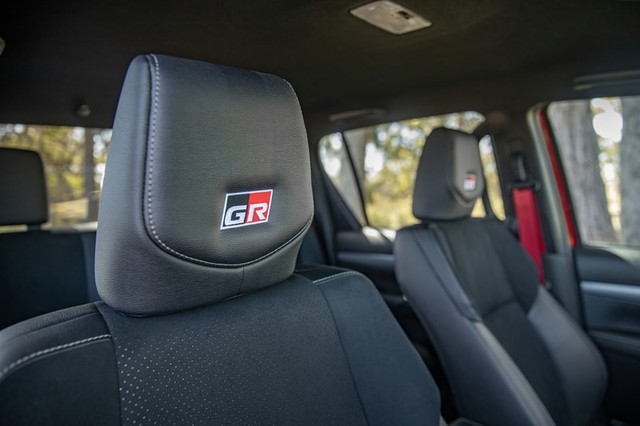 Toyota Hilux Revo GR Sport mới sẽ ra mắt trong tháng 3 - Ảnh 7. Toyota Hilux Revo GR Sport mới sẽ ra mắt trong tháng 3 - Ảnh 7.