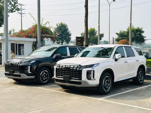 Hàng loạt SUV 7 chỗ tìm cách xả hàng: Nhiều mẫu giảm niêm yết, có mẫu giảm tới hơn 400 triệu - Ảnh 2. Hàng loạt SUV 7 chỗ tìm cách xả hàng: Nhiều mẫu giảm niêm yết, có mẫu giảm tới hơn 400 triệu - Ảnh 2.