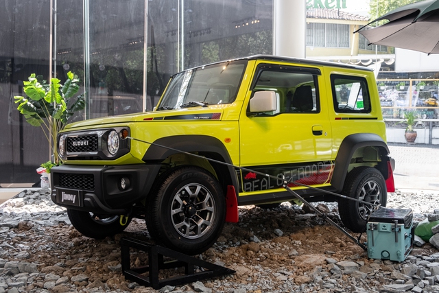Reviewer ô tô nổi tiếng: 'Suzuki Jimny không phải tiểu Mẹc G, Jeep thế nào thì Jimny thế đó, và rẻ hơn gấp 5 lần' - Ảnh 4. Reviewer ô tô nổi tiếng: 'Suzuki Jimny không phải tiểu Mẹc G, Jeep thế nào thì Jimny thế đó, và rẻ hơn gấp 5 lần' - Ảnh 4.
