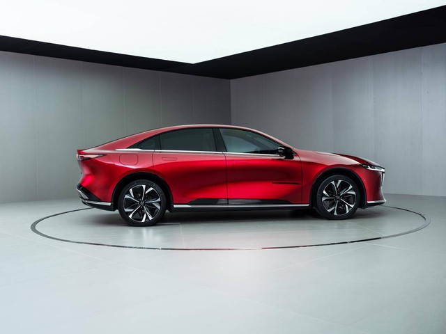 Mazda EZ-6 ra mắt: Bản xem trước của Mazda6 đời mới với thiết kế lột xác, cánh gió kiểu Porsche, nội thất khó tìm nút bấm - Ảnh 4. Mazda EZ-6 ra mắt: Bản xem trước của Mazda6 đời mới với thiết kế lột xác, cánh gió kiểu Porsche, nội thất khó tìm nút bấm - Ảnh 4.