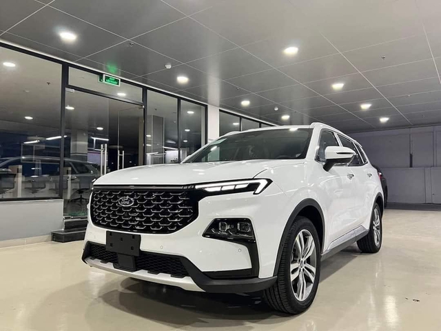 Ford Territory lần đầu điều chỉnh giá bán: Bản rẻ nhất chỉ 799 triệu, quyết 'khô máu' với Mazda CX-5 - Ảnh 2. Ford Territory lần đầu điều chỉnh giá bán: Bản rẻ nhất chỉ 799 triệu, quyết 'khô máu' với Mazda CX-5 - Ảnh 2.