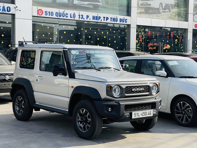 Lô Suzuki Jimny 2024 ồ ạt về đại lý trước ra mắt, sales báo rao ngay, ‘loạn’ giá, cao nhất gần 850 triệu đồng - Ảnh 2. Lô Suzuki Jimny 2024 ồ ạt về đại lý trước ra mắt, sales báo rao ngay, ‘loạn’ giá, cao nhất gần 850 triệu đồng - Ảnh 2.