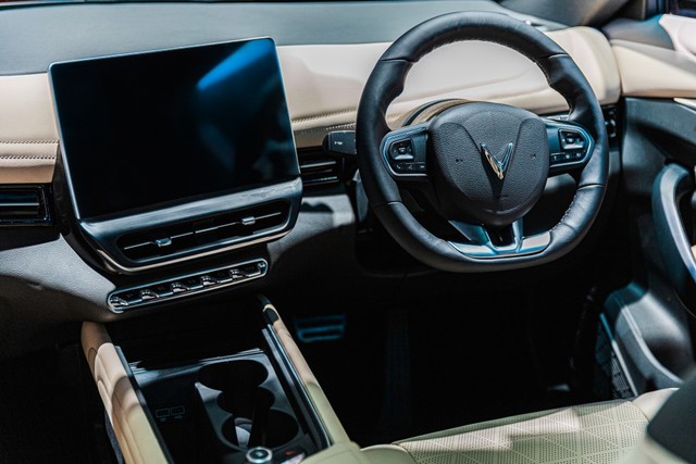 VinFast VF e34 xuất hiện trong loạt ảnh, clip lăn bánh tại Malaysia - Bước đi lớn tiếp theo của tỷ phú Phạm Nhật Vượng trong ĐNÁ? - Ảnh 5. VinFast VF e34 xuất hiện trong loạt ảnh, clip lăn bánh tại Malaysia - Bước đi lớn tiếp theo của tỷ phú Phạm Nhật Vượng trong ĐNÁ? - Ảnh 5.