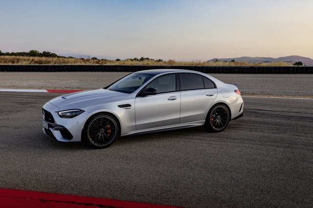 Mercedes-AMG C 63 S E Performance chốt thời điểm ra mắt thị trường Việt Nam: Giá dự kiến 4,9 tỷ đồng - Ảnh 2.