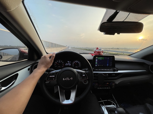 Sắm Kia K3 sau lần đi xe máy dính mưa ướt hỏng đồ làm việc, 9X đánh giá: ‘Lái không hay nhưng vừa túi tiền, có điểm hơn Civic’- Ảnh 8. Sắm Kia K3 sau lần đi xe máy dính mưa ướt hỏng đồ làm việc, 9X đánh giá: ‘Lái không hay nhưng vừa túi tiền, có điểm hơn Civic’- Ảnh 8.