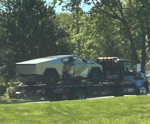 'Xe tăng' Tesla Cybertruck đầu tiên bị đâm nặng lại có 'hung thủ' vô cùng bất ngờ tới từ Ford- Ảnh 2. 'Xe tăng' Tesla Cybertruck đầu tiên bị đâm nặng lại có 'hung thủ' vô cùng bất ngờ tới từ Ford- Ảnh 2.