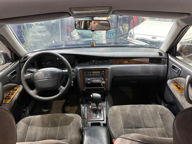 Xe Chủ tịch Toyota Crown gần 30 năm tuổi vẫn có giá ngang Mazda3 đời mới, người bán khẳng định: 'Hàng chuẩn từ ngoài vào trong'- Ảnh 6. Xe Chủ tịch Toyota Crown gần 30 năm tuổi vẫn có giá ngang Mazda3 đời mới, người bán khẳng định: 'Hàng chuẩn từ ngoài vào trong'- Ảnh 6.