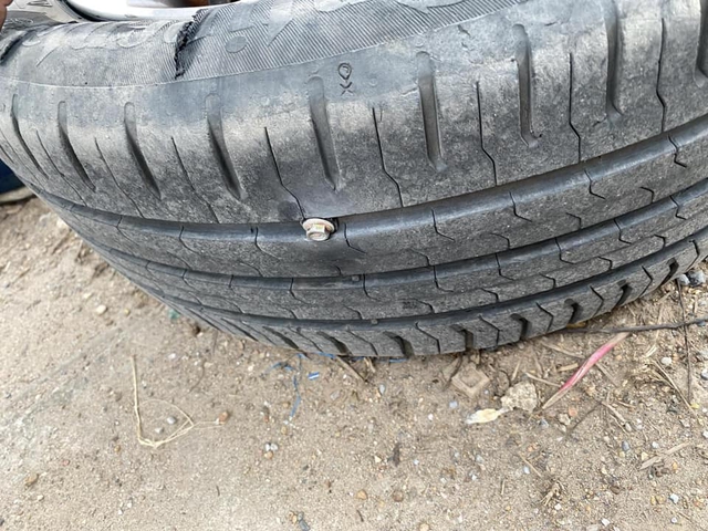 Xe cán đinh phải nằm đường, nữ tài xế quyết tự thay lốp dự phòng chứ không để cứu hộ 'chặt chém' - Ảnh 3. Xe cán đinh phải nằm đường, nữ tài xế quyết tự thay lốp dự phòng chứ không để cứu hộ 'chặt chém' - Ảnh 3.