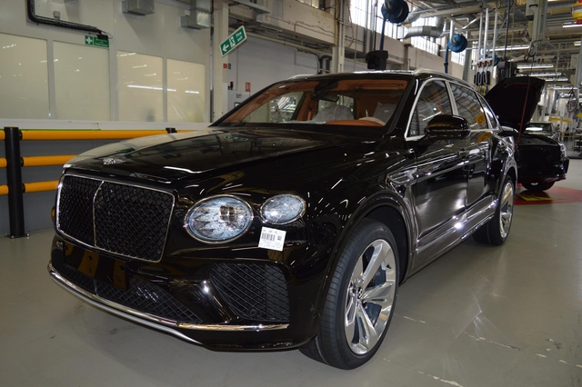 Mua cho vợ bầu chiếc Bentley Bentayga, chồng Đoàn Di Băng chia sẻ: ‘Giai đoạn này vợ cần êm ái’- Ảnh 3. Mua cho vợ bầu chiếc Bentley Bentayga, chồng Đoàn Di Băng chia sẻ: ‘Giai đoạn này vợ cần êm ái’- Ảnh 3.