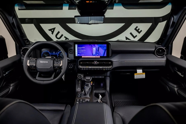 Toyota Land Cruiser Prado 'hàng lướt' giảm cả trăm triệu nhưng vẫn đắt hơn 1 tỷ so với xe mới- Ảnh 6. Toyota Land Cruiser Prado 'hàng lướt' giảm cả trăm triệu nhưng vẫn đắt hơn 1 tỷ so với xe mới- Ảnh 6.