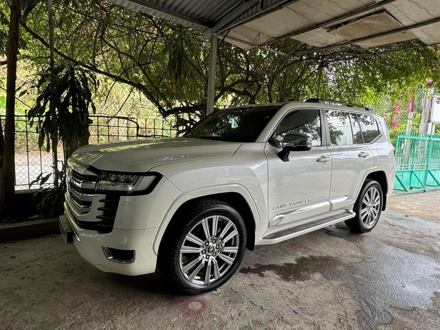 Toyota Land Cruiser nhập Trung Đông lên sàn xe cũ khi mới chạy 26.000 km, người bán tuyên bố: 'Xe độc nhất Việt Nam, Lexus LX 570 không có tuổi' - Ảnh 1. Toyota Land Cruiser nhập Trung Đông lên sàn xe cũ khi mới chạy 26.000 km, người bán tuyên bố: 'Xe độc nhất Việt Nam, Lexus LX 570 không có tuổi' - Ảnh 1.
