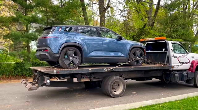 Chỉ hỏng nhẹ cửa trị giá hơn 20 triệu đồng, chủ xe điện được đền tiền cả xe vì bảo hiểm không tìm được linh kiện thay thế - Ảnh 3. Chỉ hỏng nhẹ cửa trị giá hơn 20 triệu đồng, chủ xe điện được đền tiền cả xe vì bảo hiểm không tìm được linh kiện thay thế - Ảnh 3.