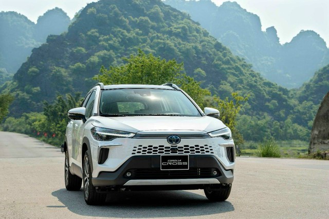 Ảnh thực tế Toyota Corolla Cross 2024 giá từ 820 triệu tại đại lý: Đúng vua công nghệ phân khúc, có điểm khác bản Thái - Ảnh 3. Ảnh thực tế Toyota Corolla Cross 2024 giá từ 820 triệu tại đại lý: Đúng vua công nghệ phân khúc, có điểm khác bản Thái - Ảnh 3.