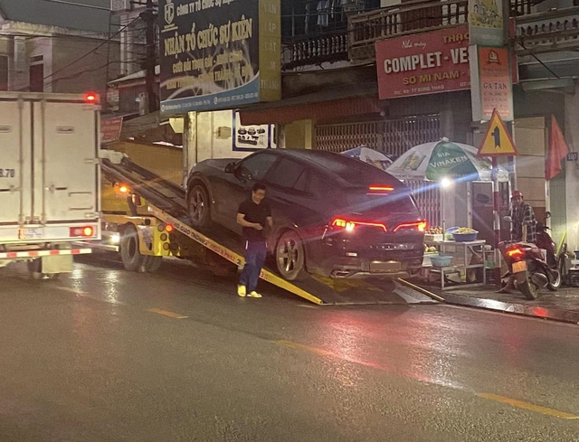 Xe bị xịt bóng hơi phải gọi cứu hộ, chủ xe VinFast Lux SA2.0 nhận xét: 'Sửa trong vòng 1 ngày, còn được nhận thêm tiền' - Ảnh 2. Xe bị xịt bóng hơi phải gọi cứu hộ, chủ xe VinFast Lux SA2.0 nhận xét: 'Sửa trong vòng 1 ngày, còn được nhận thêm tiền' - Ảnh 2.