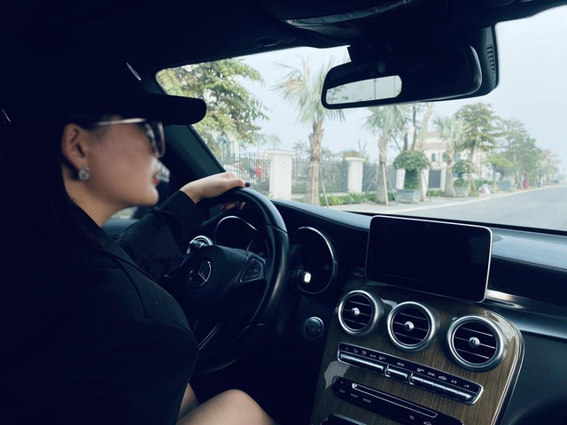 Mua Mercedes GLC của showroom xe cũ 4 tháng chưa sang tên được, nữ chủ xe tuyệt vọng: ‘Thấy dấu hiệu bị lừa, có ô tô mà không dám đi’ - Ảnh 4. Mua Mercedes GLC của showroom xe cũ 4 tháng chưa sang tên được, nữ chủ xe tuyệt vọng: ‘Thấy dấu hiệu bị lừa, có ô tô mà không dám đi’ - Ảnh 4.