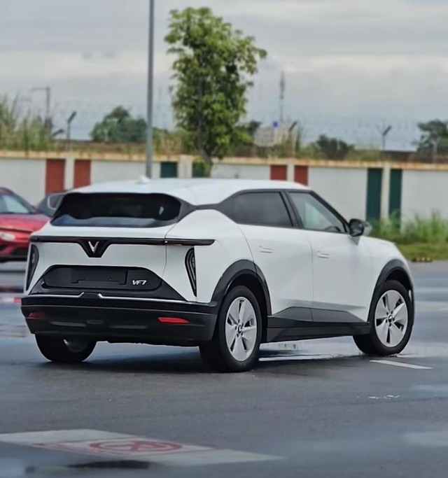 Lộ diện VinFast VF 7S giá 850 triệu: Khác nhiều trang bị, sức mạnh là điểm đáng quan tâm - Ảnh 2. Lộ diện VinFast VF 7S giá 850 triệu: Khác nhiều trang bị, sức mạnh là điểm đáng quan tâm - Ảnh 2.