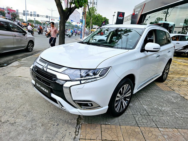 Giá Mitsubishi Outlander có 'đáy' mới: Bản tiêu chuẩn giảm còn 730 triệu, rẻ ngang Yaris Cross và Seltos- Ảnh 2.