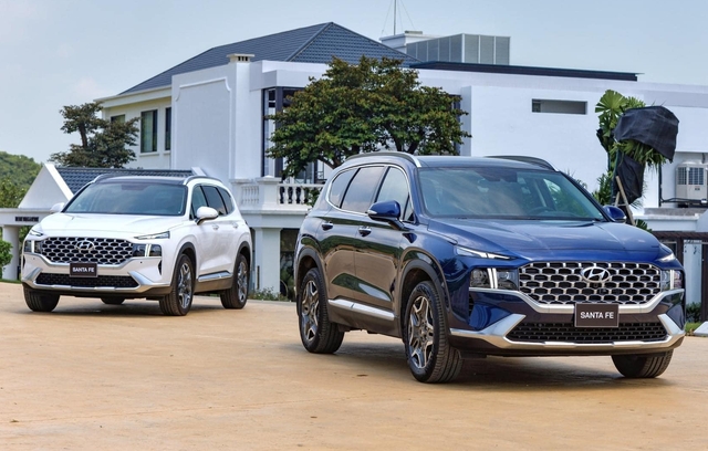 Loạt xe Hyundai giảm giá niêm yết, khách Việt tiết kiệm hơn trăm triệu tiền lăn bánh: Santa Fe giảm mạnh nhất, Custin rẻ gần ngang Innova Cross- Ảnh 2. Loạt xe Hyundai giảm giá niêm yết, khách Việt tiết kiệm hơn trăm triệu tiền lăn bánh: Santa Fe giảm mạnh nhất, Custin rẻ gần ngang Innova Cross- Ảnh 2.