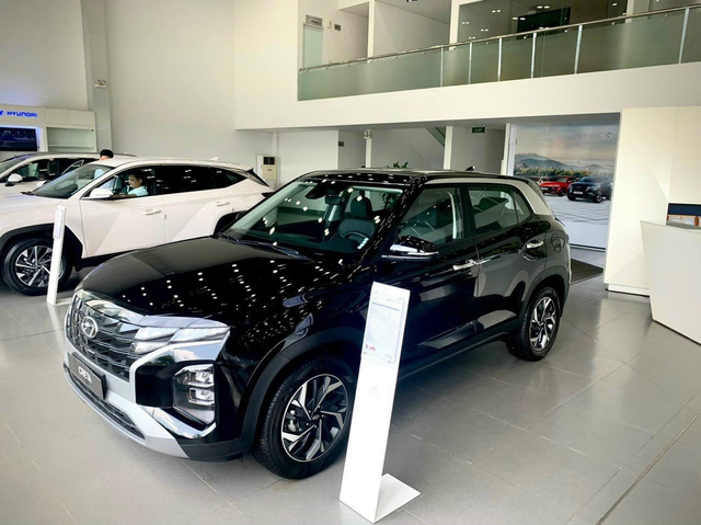 Hyundai Creta không giảm niêm yết nhưng giảm giá mạnh xả kho tại đại lý, đấu Seltos với giá chỉ ngang Sonet- Ảnh 2. Hyundai Creta không giảm niêm yết nhưng giảm giá mạnh xả kho tại đại lý, đấu Seltos với giá chỉ ngang Sonet- Ảnh 2.