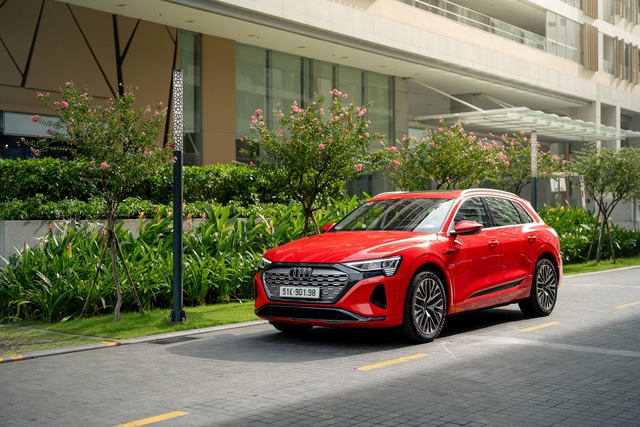 Audi Q8 e-tron ra mắt Việt Nam: Giá từ 3,8 tỷ đồng, bảo hành pin 8 năm, tặng sạc miễn phí- Ảnh 2. Audi Q8 e-tron ra mắt Việt Nam: Giá từ 3,8 tỷ đồng, bảo hành pin 8 năm, tặng sạc miễn phí- Ảnh 2.