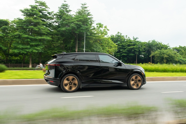 Thích EQS nhưng chốt VinFast VF 7, giám đốc công ty vận tải chia sẻ: ‘Công nghệ chẳng kém nhiều mà giá chỉ bằng một phần nhỏ’- Ảnh 10. Thích EQS nhưng chốt VinFast VF 7, giám đốc công ty vận tải chia sẻ: ‘Công nghệ chẳng kém nhiều mà giá chỉ bằng một phần nhỏ’- Ảnh 10.