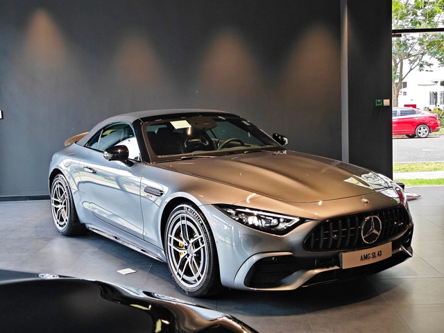 Chi tiết Mercedes-AMG SL 43 giá gần 7 tỷ đồng tại đại lý: Gói ngoại thất thể thao, nhiều công nghệ hiện đại đấu Porsche 911- Ảnh 2. Chi tiết Mercedes-AMG SL 43 giá gần 7 tỷ đồng tại đại lý: Gói ngoại thất thể thao, nhiều công nghệ hiện đại đấu Porsche 911- Ảnh 2.