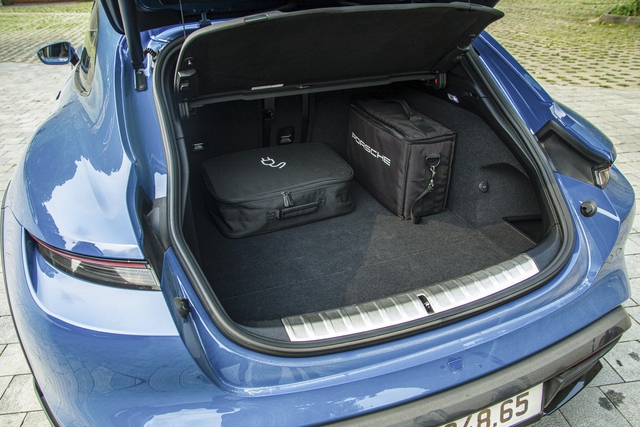 Bỏ 7 tỷ mua Porsche Taycan Cross Turismo đi phượt, đây là 3 thứ trải nghiệm bạn khó tìm thấy trên bất kỳ chiếc xe nào khác- Ảnh 18. Bỏ 7 tỷ mua Porsche Taycan Cross Turismo đi phượt, đây là 3 thứ trải nghiệm bạn khó tìm thấy trên bất kỳ chiếc xe nào khác- Ảnh 18.