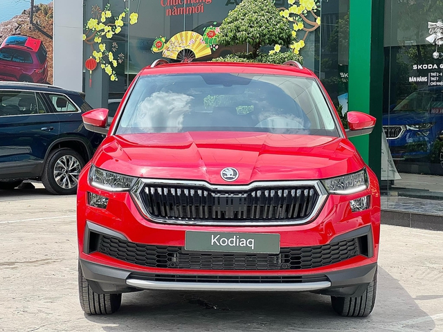 Skoda Kodiaq giảm hơn 200 triệu phí lăn bánh tại đại lý: Bản ‘base’ chưa đến 1,05 tỷ, nhiều ‘đồ chơi’ tặng kèm, cạnh tranh Santa Fe- Ảnh 2.