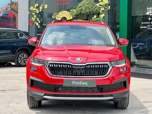 Skoda Kodiaq giảm hơn 200 triệu phí lăn bánh tại đại lý: Bản ‘base’ chưa đến 1,05 tỷ, nhiều ‘đồ chơi’ tặng kèm, cạnh tranh Santa Fe- Ảnh 2. Skoda Kodiaq giảm hơn 200 triệu phí lăn bánh tại đại lý: Bản ‘base’ chưa đến 1,05 tỷ, nhiều ‘đồ chơi’ tặng kèm, cạnh tranh Santa Fe- Ảnh 2.