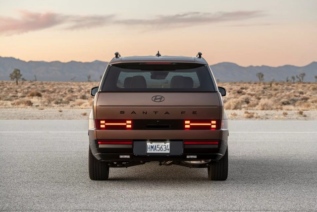 Chưa về Việt Nam, Hyundai Santa Fe đời mới đã gặp lỗi lớn: Về số P vẫn lăn bánh, chưa có tai nạn nghiêm trọng- Ảnh 3. Chưa về Việt Nam, Hyundai Santa Fe đời mới đã gặp lỗi lớn: Về số P vẫn lăn bánh, chưa có tai nạn nghiêm trọng- Ảnh 3.