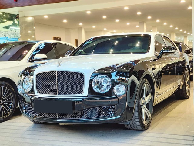Bentley chục tỷ bị xe đạp va hỏng gương, chủ xe sửa bên 'vỉa hè' Hà Nội hết 3 triệu đồng: 'Rẻ như xe bình dân'- Ảnh 3. Bentley chục tỷ bị xe đạp va hỏng gương, chủ xe sửa bên 'vỉa hè' Hà Nội hết 3 triệu đồng: 'Rẻ như xe bình dân'- Ảnh 3.