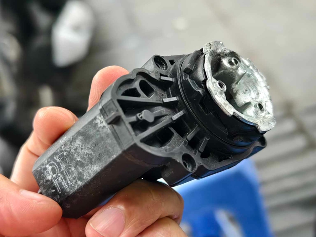 Bentley chục tỷ bị xe đạp va hỏng gương, chủ xe sửa bên 'vỉa hè' Hà Nội hết 3 triệu đồng: 'Rẻ như xe bình dân'- Ảnh 4. Bentley chục tỷ bị xe đạp va hỏng gương, chủ xe sửa bên 'vỉa hè' Hà Nội hết 3 triệu đồng: 'Rẻ như xe bình dân'- Ảnh 4.