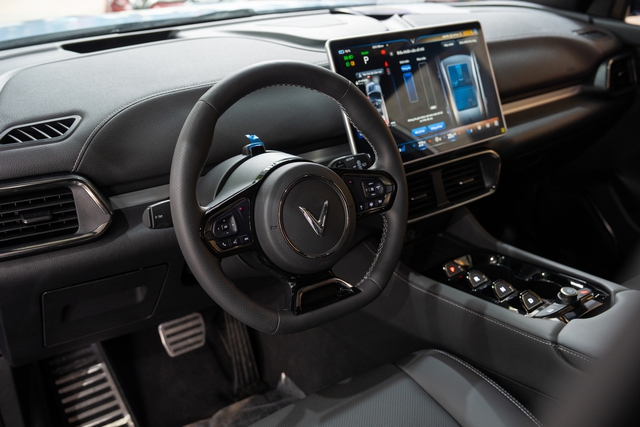 Cận cảnh VinFast VF 8 Lux Hỏa Long Độc Bản: Nhiều chi tiết mạ vàng, giới hạn 888 chiếc- Ảnh 8. Cận cảnh VinFast VF 8 Lux Hỏa Long Độc Bản: Nhiều chi tiết mạ vàng, giới hạn 888 chiếc- Ảnh 8.