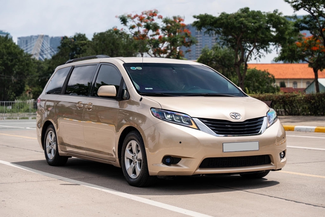 Toyota Sienna 2012 rao bán hơn 1,2 tỷ đồng: MPV gia đình giá ngang Kia Carnival nhưng to hơn, riêng nội thất độ hết 400 triệu- Ảnh 2. Toyota Sienna 2012 rao bán hơn 1,2 tỷ đồng: MPV gia đình giá ngang Kia Carnival nhưng to hơn, riêng nội thất độ hết 400 triệu- Ảnh 2.