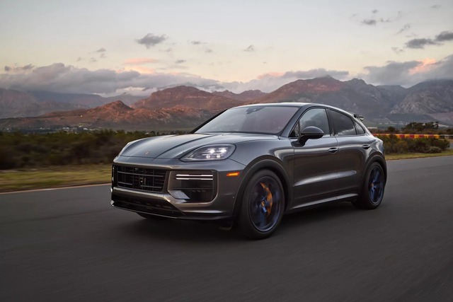 Porsche Cayenne sắp đổi sang động cơ điện hoàn toàn, hãng vẫn bán xe đời cũ cho ai thích máy xăng- Ảnh 3. Porsche Cayenne sắp đổi sang động cơ điện hoàn toàn, hãng vẫn bán xe đời cũ cho ai thích máy xăng- Ảnh 3.