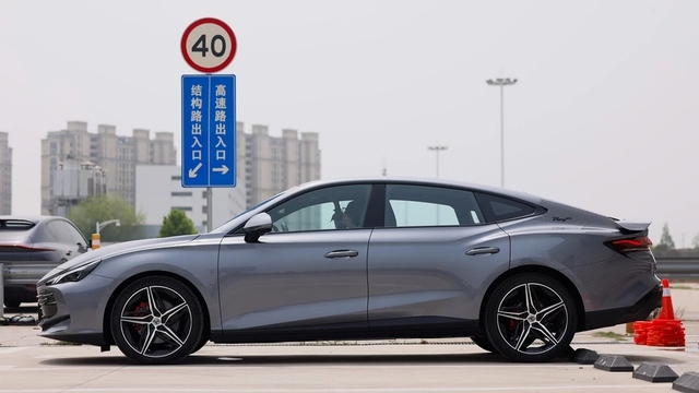 Đại lý báo MG7 đã về với bản ‘full option’, động cơ 2.0L, cọc sớm được giảm giá và ‘không tốn tiền bảo dưỡng 3 năm’- Ảnh 3. Đại lý báo MG7 đã về với bản ‘full option’, động cơ 2.0L, cọc sớm được giảm giá và ‘không tốn tiền bảo dưỡng 3 năm’- Ảnh 3.