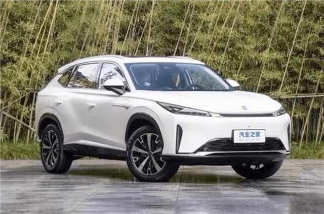 MG HS 2025 lộ ảnh thật: Lưới tản nhiệt hoàn toàn mới, màn hình đôi cỡ lớn, ra mắt tuần sau- Ảnh 2. MG HS 2025 lộ ảnh thật: Lưới tản nhiệt hoàn toàn mới, màn hình đôi cỡ lớn, ra mắt tuần sau- Ảnh 2.