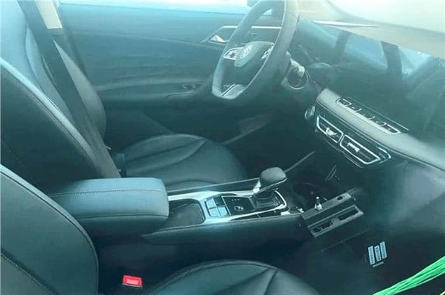 MG HS 2025 lộ ảnh thật: Lưới tản nhiệt hoàn toàn mới, màn hình đôi cỡ lớn, ra mắt tuần sau- Ảnh 5. MG HS 2025 lộ ảnh thật: Lưới tản nhiệt hoàn toàn mới, màn hình đôi cỡ lớn, ra mắt tuần sau- Ảnh 5.